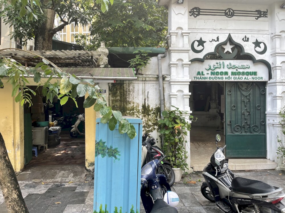 The Zaynab Restaurant is located in a small alley near Al Noor Masjid